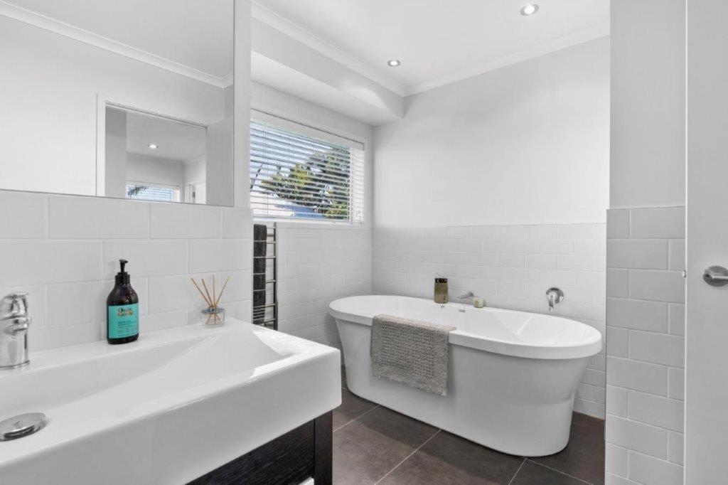 Stunning Tranquil Home With Green Space Views マウント・マウンガヌイ エクステリア 写真