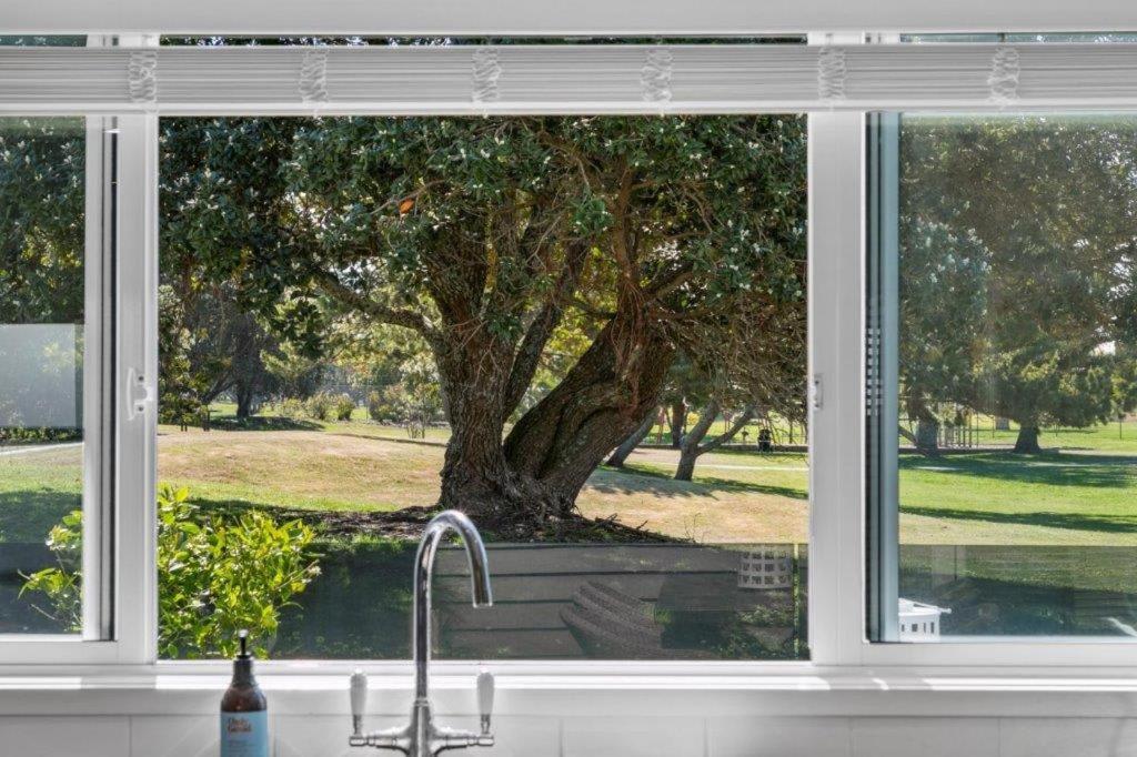 Stunning Tranquil Home With Green Space Views マウント・マウンガヌイ エクステリア 写真